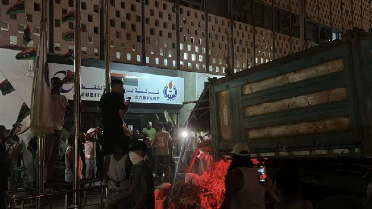 Orta Doğu ülkesi yangın yeri! Vatandaşlar sokakları ateşe verdi, hükümet istifaya çağrıldı 6